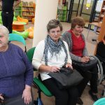 Grupa seniorek z Gminy Puławy na spotkaniu w bibliotece gminnej.