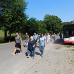 Seniorzy i pracownicy GOPS-u wysiadają z autobusu w Kęble.