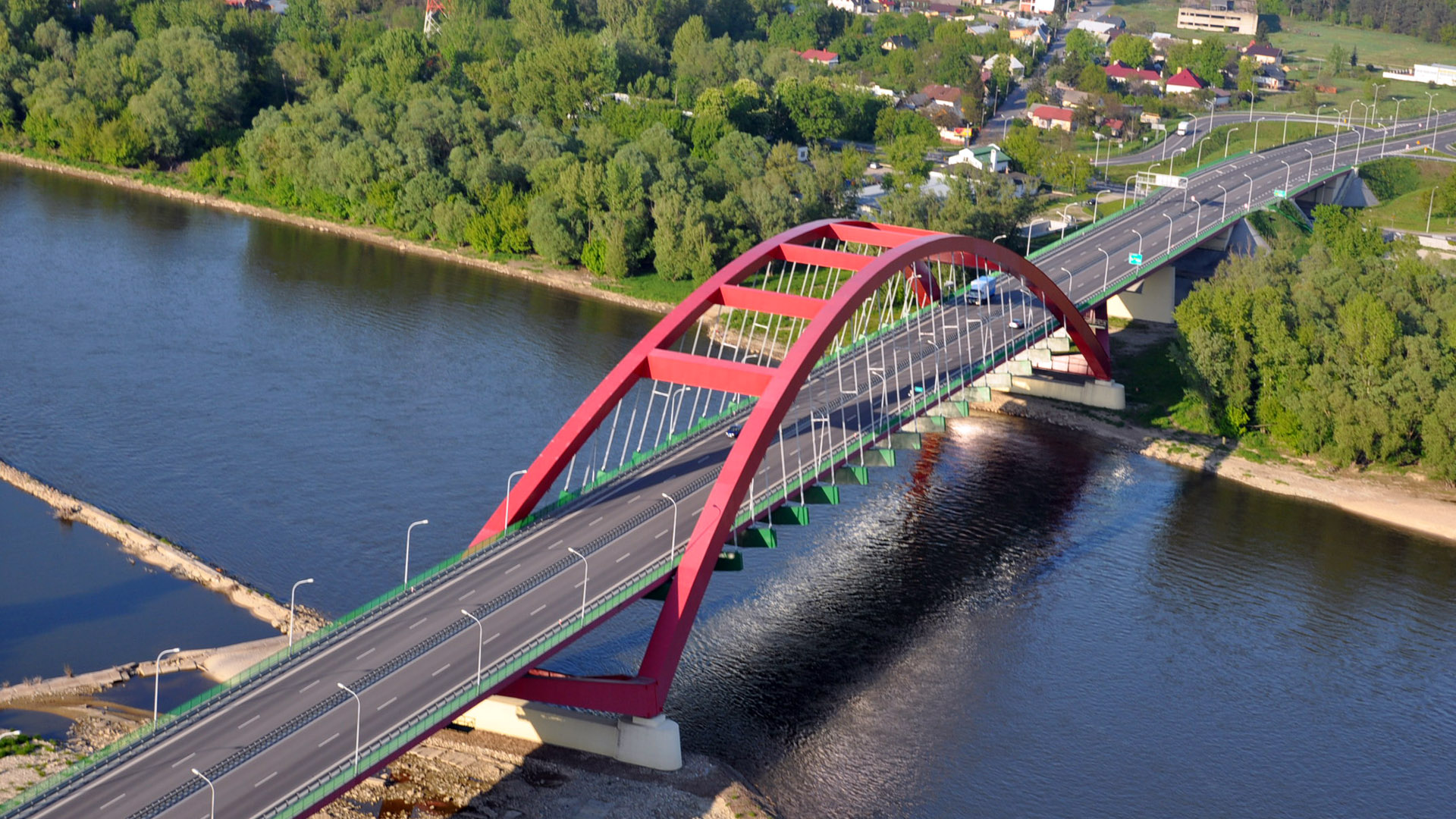 Widok z lotu dronem na nowy most im. Jana Pawła II w Puławach.